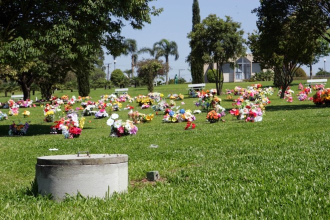 Coroa de Flores no Cemitério Parque São Pedro